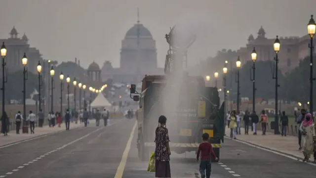 delhi-air-pollution-priyanka-gandhis-message-to-delhi-govt-centre-amid-worsened-air-quality