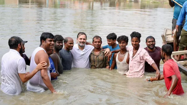 bihar-elections-rahul-gandhi-participate-in-traditional-fishing-activity-in-begusarai-during-poll-campaign-video