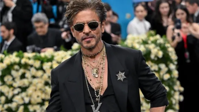 shah-rukh-khan-turns-60-fans-from-across-the-globe-gather-at-mannat-to-catch-his-glimpse-see-photos-and-videos