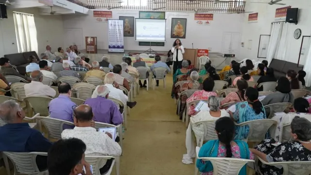 jagran-digikavach-campaign-senior-citizens-receive-training-on-digital-safety-in-delhi-indrapuri