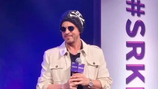 srk-day-shah-rukh-khan-cuts-3-tier-cake-strikes-iconic-pose-at-birthday-meet-and-greet-with-300-plus-fans