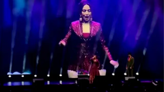 madhuri-dixit-arrives-3-hours-late-at-canada-event-fans-demands-refund-worst-ever-super-disappointing