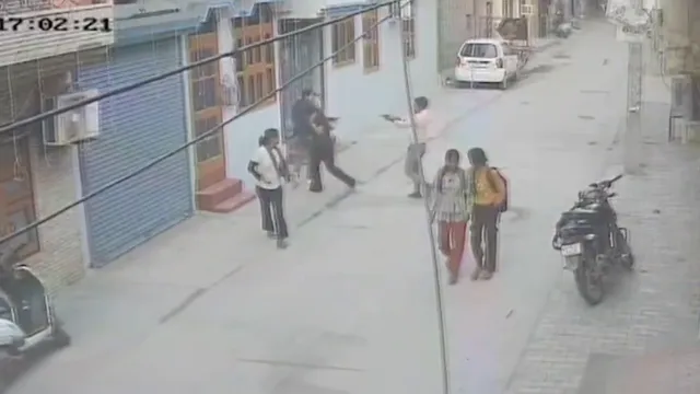 faridabad-17yearold-girl-shot-twice-by-stalker-in-broad-daylight-after-she-refuses-proposal-video