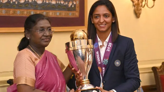 pm-modi-president-droupadi-murmu-hosts-world-cup-winning-indian-womens-team-at-rashtrapati-bhavan