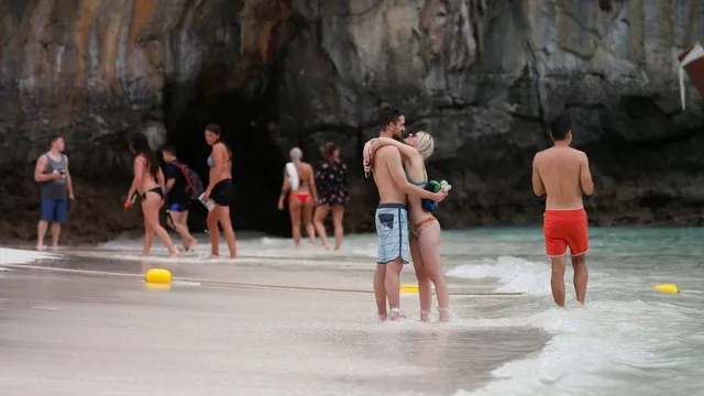 thailand-couple-sex-at-waterfall-in-broad-daylight-at-popular-thai-waterfall-arrested