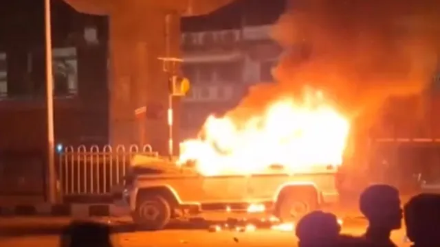 bihar-news-mob-sets-police-vehicle-on-fire-in-gopalganj-after-accident-triggers-chaos-several-detained-video
