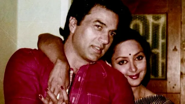 when-sparks-flew-on-set-and-hema-malini-dharmendra-reel-romance-turned-into-a-real-life-love-story