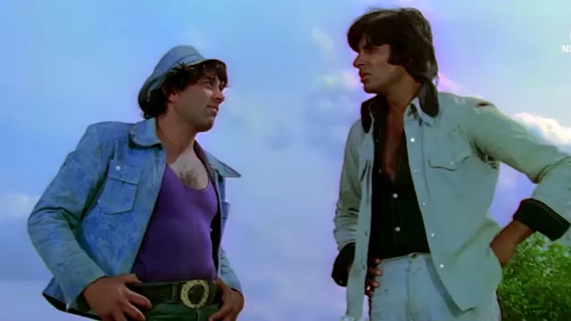 after-dharmendra-health-scare-amitabh-bachchan-drives-himself-to-visit-sholay-co-star