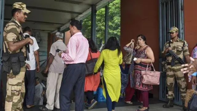 red-fort-car-blast-delhi-police-issues-advisory-for-air-rail-and-metro-passengers-amid-upgraded-security-check-details