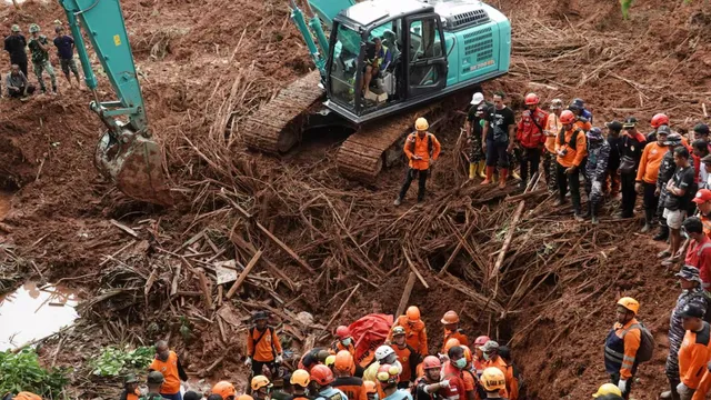 indonesia-landslide-tragedy-heavy-rains-trigger-collapse-in-cilacap-killing-11-and-burying-dozens-under-8-meters-of-debris