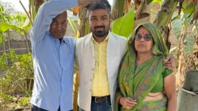 bihar-election-2025-manish-kashyap-breaks-down-after-defeat-in-chanpatia-says-left-with-nothing-but-mother