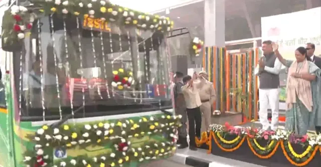 delhi-cm-rekha-gupta-flags-off-40-new-electric-buses-and-modern-azadpur-bus-terminal