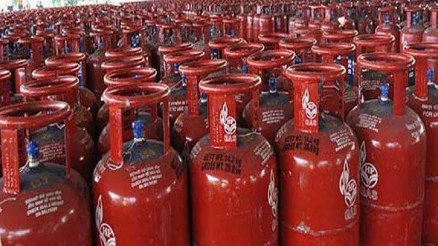 gorakhpur-lpg-crisis-hp-cylinders-sold-for-rs-1200-in-black-market-amid-severe-shortage