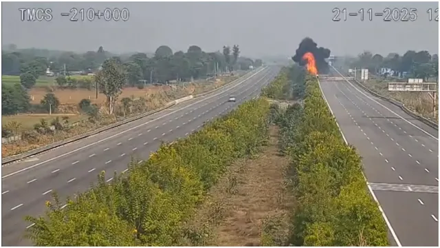 delhi-mumbai-expressway-on-camera-container-truck-collides-with-led-driver-charred-to-death-video