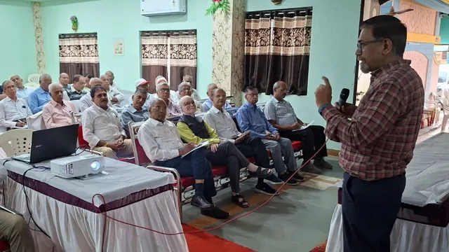 jagrandigikavach-campaign-senior-citizens-in-gujarats-himmatnagar-trained-on-how-to-avoid-online-fraud