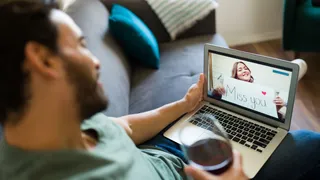 How To Keep Your Long Distance Love Strong? 6 Romantic Secrets To Feel Closer When You’re Miles Away
