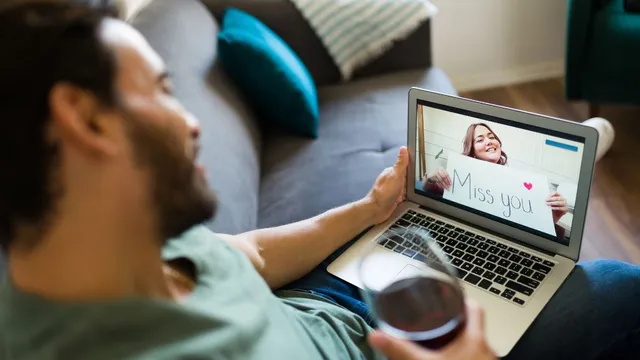 how-to-keep-your-long-distance-relationship-strong-5-romantic-hacks-to-feel-closer-when-you-are-miles-away