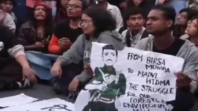 madvi-hidma-amar-rahe-slogan-raised-at-delhi-protest-against-worsened-air-quality-delhi-police-assure-action