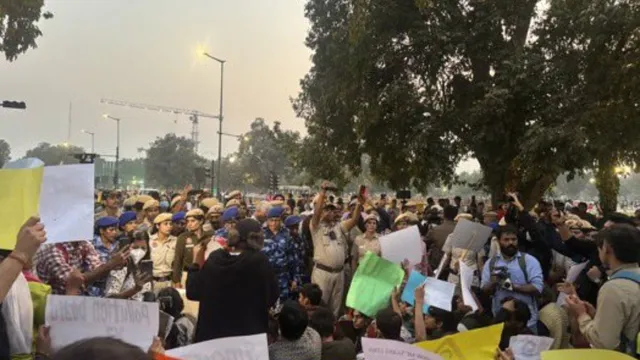 delhi-india-gate-pollution-protest-turns-violent-17-sent-to-judicial-custody-for-assaulting-police
