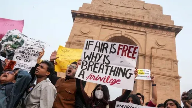 delhi-pollution-protest-15-arrested-for-spraying-chilli-powder-on-cops-maoist-slogans-raised-at-india-gate-watch-here