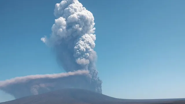 ethiopia-hayli-gubbi-volcano-video-erupts-after-10000-years-sends-giant-15-km-high-ash-plume-over-red-sea