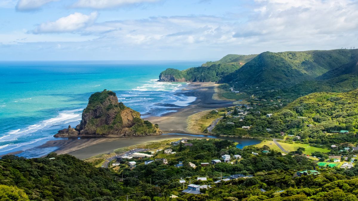 country with no neighbour country within 1600 km area loneliest country New Zealand (2)