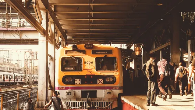 mumbai-local-train-update-realtime-train-route-and-crowd-updates-now-available-on-yatri-chat-check-new-feature-details