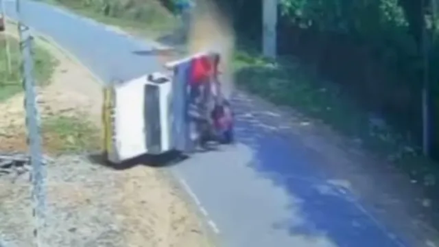 karnataka-workers-injured-as-pickup-truck-overturns-on-madikeri-somwarpet-highway-after-tyre-burst-video
