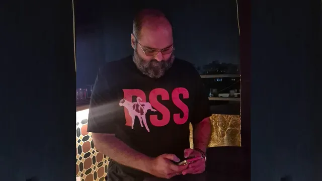 comedian-kunal-kamra-triggers-fresh-controversy-with-t-shirt-featuring-dog-rss-bjp-warns-of-action