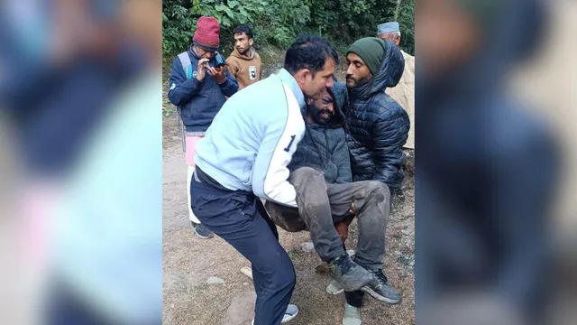 dehradun-tomatoladen-pickup-on-way-to-vikasnagar-mandi-falls-into-gorge-1-dead-2-injured