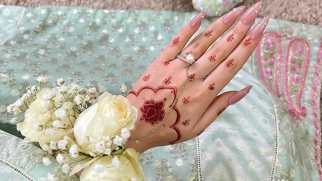 best-minimal-mehndi-designs-for-brides-who-want-elegance-to-rule-this-wedding-season