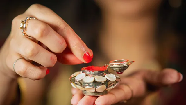 maharashtra-girl-marries-dead-boyfriend-at-his-funeral-after-her-family-kills-him-over-caste-differences-6-arrested