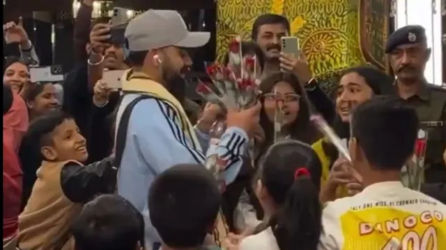 india-national-cricket-team-vs-south-africa-national-cricket-team-2nd-odi-match-virat-kohli-viral-video-receives-cute-rose-welcome-by-kids-in-raipur-ahead-of-2nd-odi-watch