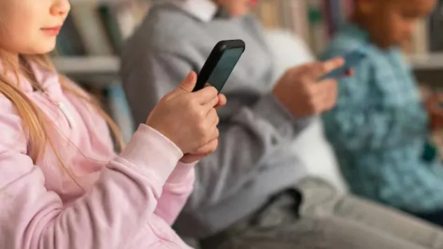 singapore-announced-ban-on-smartphones-smartwatches-in-schools-from-2026