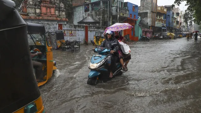 tamil-nadu-weather-heavy-rain-alert-for-chennai-kancheepuram-cyclone-ditwah-nears-coast-chennai-school-holiday-forecast