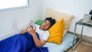 How Scrolling Your Phone Soon After Waking Up Might Be Ruining Your Mental Health; AIIMS Neurologist Explains