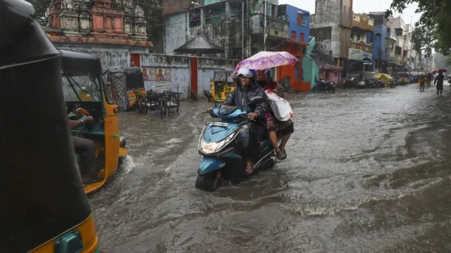 chennai-news-over-200-residents-stranded-as-heavy-rain-submerges-over-100-homes-in-palavoyal-details