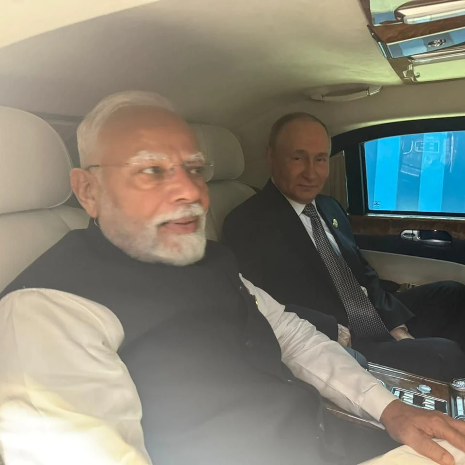 pm-modi-and-putin-travel-in-same-car-photo-itg-013026946-1x1