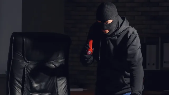 bizarre-heist-in-new-zealand-man-swallows-19000-pendant-as-police-wait-for-him-to-defecate-it-out