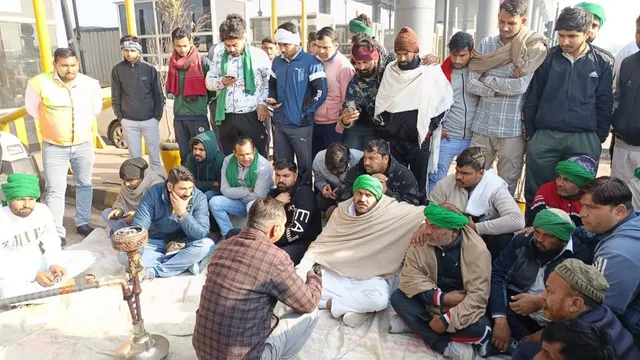 farmers-protest-at-kashi-toll-plaza-force-free-passage-citing-staff-misconduct-and-identity-deception