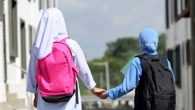 karnataka-hijabsaffron-shawl-face-off-at-govt-college-sparks-tensions-in-haveri-uniform-dress-code-imposed
