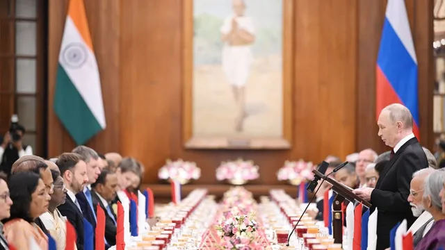 from-jhol-momo-to-badam-ka-halwa-putin-enjoys-lavish-vegetarian-feast-at-presidents-banquet-heres-what-was-on-menu