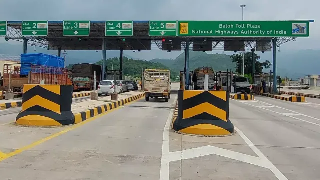 meerut-highway-chaos-siwaya-toll-operates-2-lanes-in-reverse-to-manage-massive-wedding-season-rush