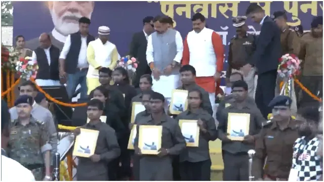 mp-10-naxals-with-bounty-of-rs-236-crore-surrender-before-cm-mohan-yadav-lay-down-ak47s-insas-rifles