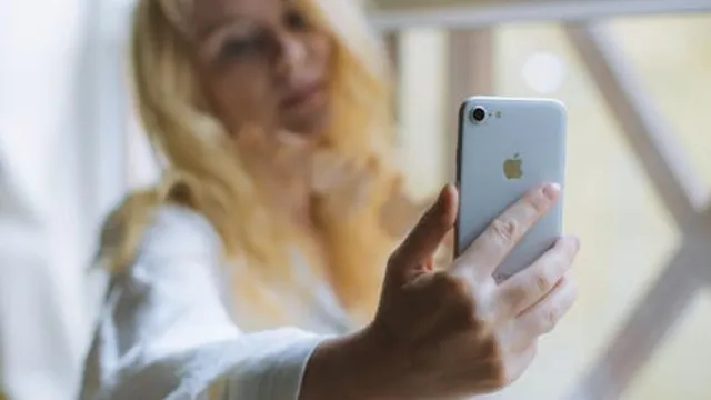 what-is-smartphone-pinky-this-is-how-it-is-reshaping-your-hands