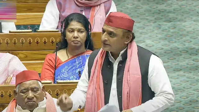 indigo-crisis-akhilesh-yadav-slams-centre-amid-ongoing-meltdown