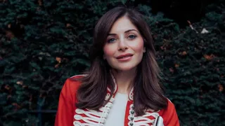 Kanika Kapoor Manhandled On Stage At Me’gong Festival 2025; VIRAL VIDEO Sparks Concern