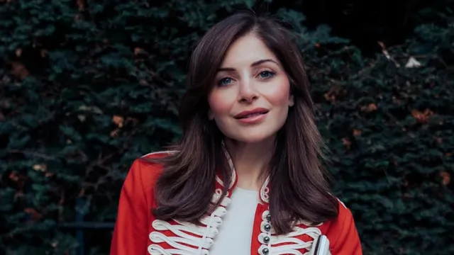 kanika-kapoor-manhandled-on-stage-at-me-gong-festival-2025-viral-video-sparks-concern