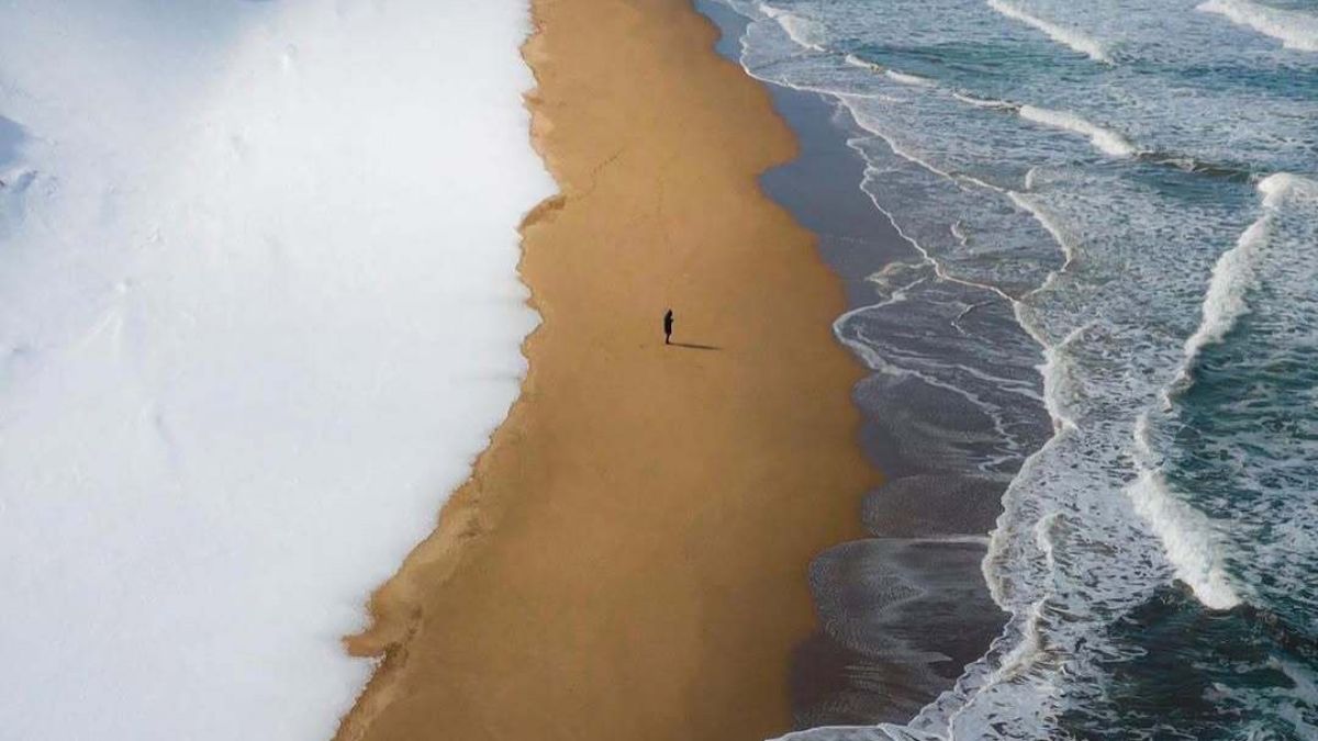 japan beach where snow sand and sea meet together (1)