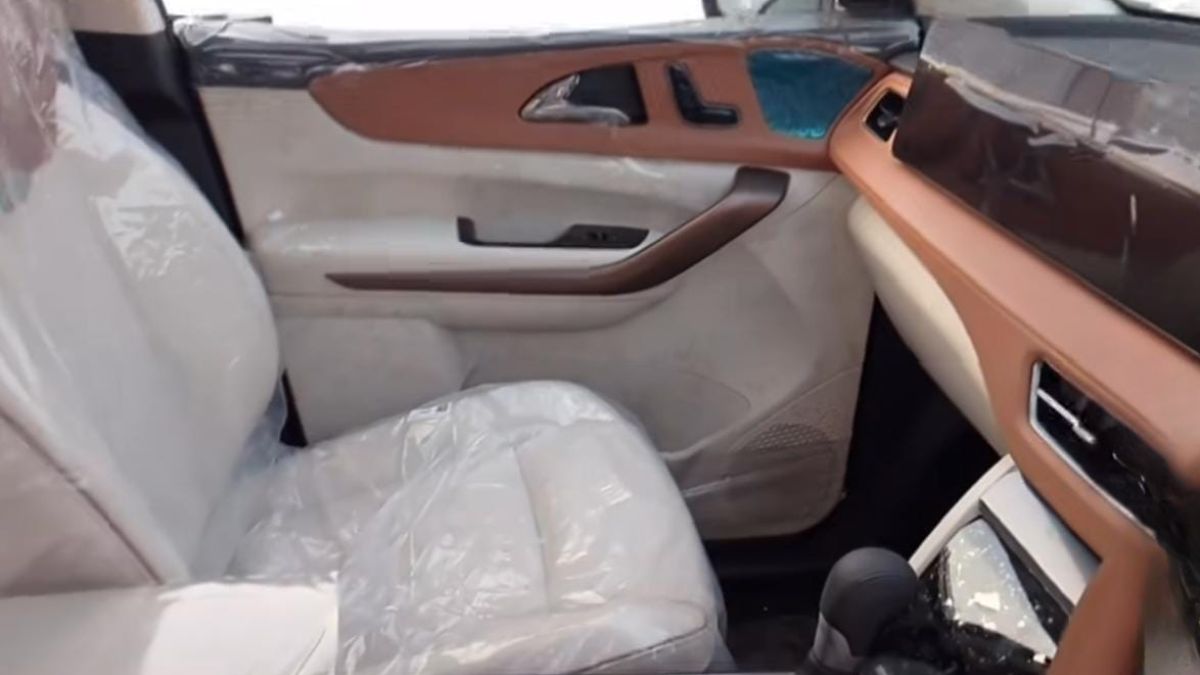 Mahindraxuv7interiortheme